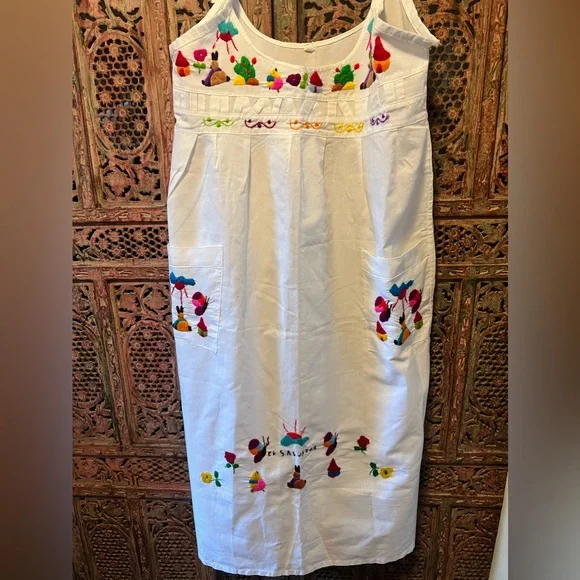 Beautiful embroidered El Salvador dress - Picture 6 of 8